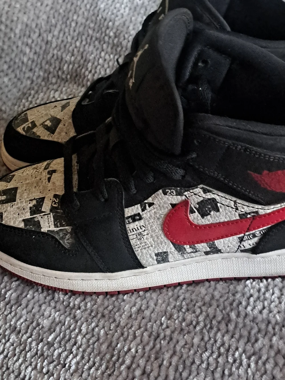 Jordan 1 Se Mid Nespaper Young Black and Red Low-Top Sneakers